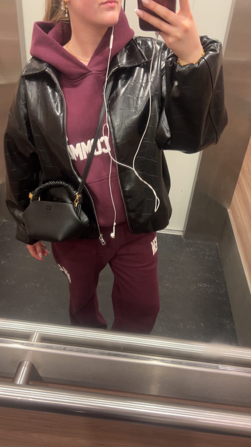 Customer photo review of GATED COMMUNITY HOODIE DARK PLUM