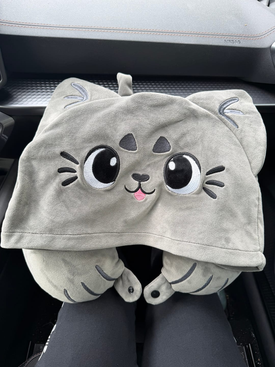 Customer photo review of Hexenkatze Reisekissen mit Kapuze – Magisches Nackenkissen