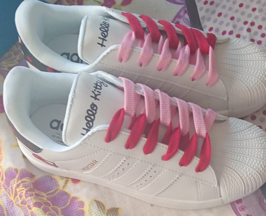 Customer photo review of Paq 6 Pares Tenis Concha Blanco Hello Kitty 22/25.5