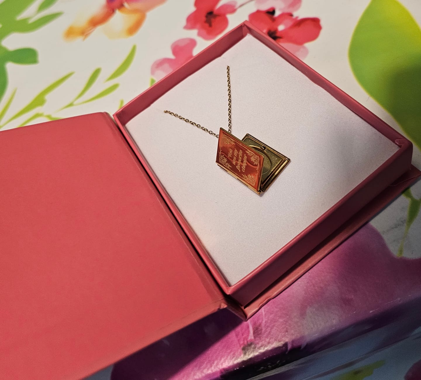 Customer photo review of Buch-Medaillon Kette in Geschenkbox – Bookish Locket für Leserherzen