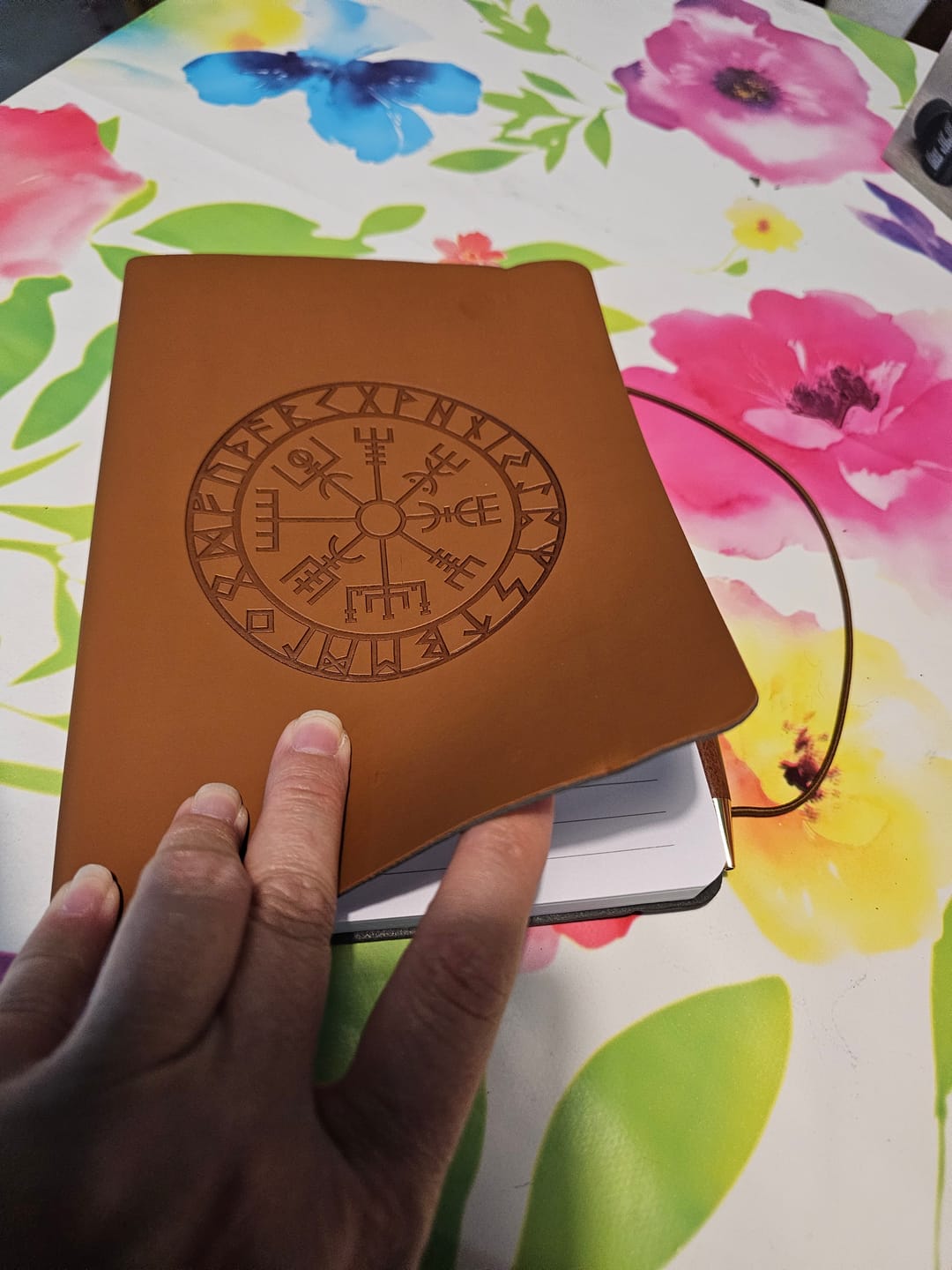 Customer photo review of Vegvisir A5 Journal aus Kunstleder – Wikinger Kompass Notizbuch mit Stift