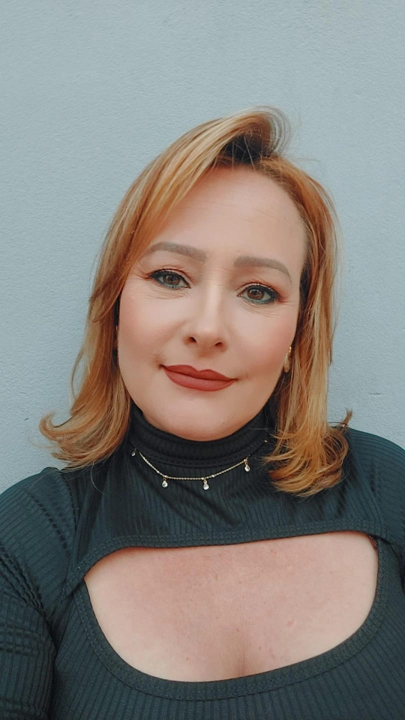 Customer photo review of Lapiseira Para Olhos Olive Green - Vizzela - Verde Oliva Efeito Metalizado