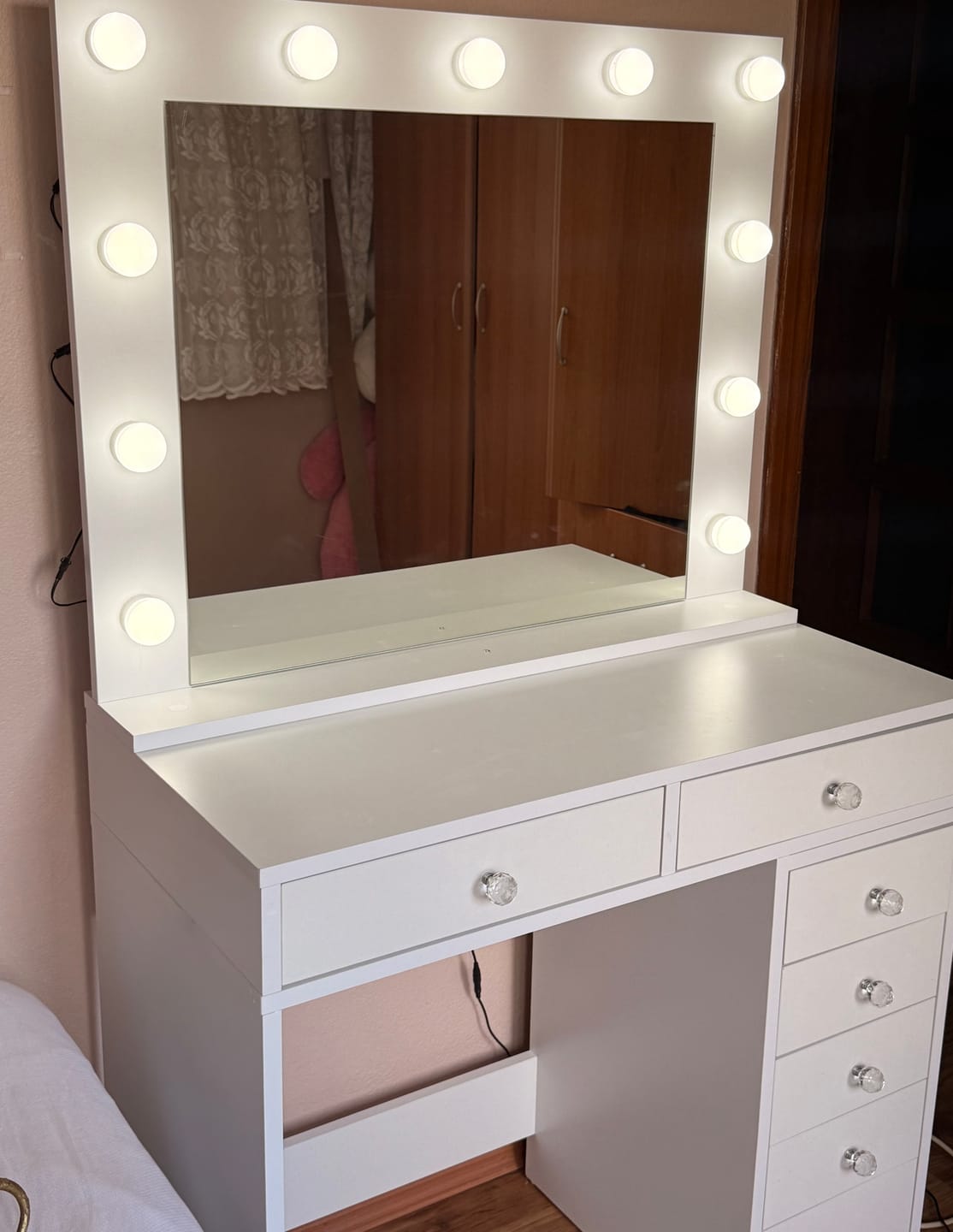 Customer photo review of Rani BJ115 Hollywood Işıklı Aynalı Kulis Makyaj Masası 7 Çekmeceli Takı Düzenleyici Beyaz