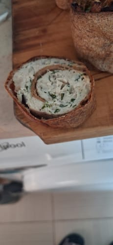 Reviewer's Tava de protectie din silicon containing a single spiraled pastry roll on a wooden board.
