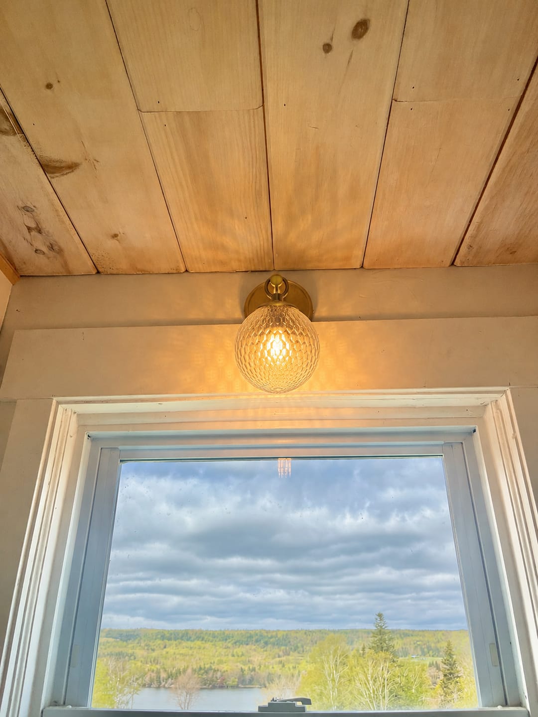 Customer photo review of Mid-century 1-Light Clear Honeycomb Single Glass Wall Sconce