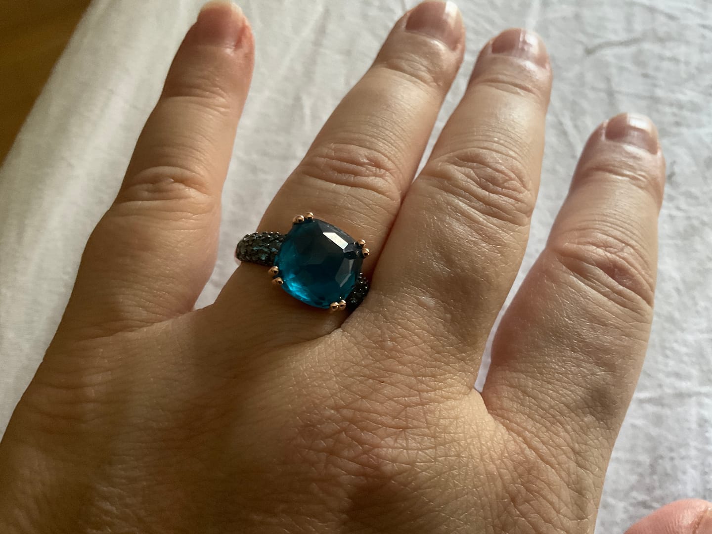 Customer photo review of Anello Cocktail con Prisma Gem Quadrata e Pavé