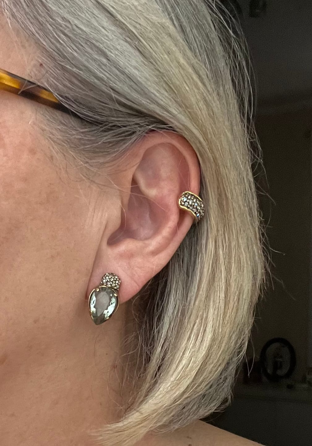 Customer photo review of Brinco Ear Cuff Cristais Ouro - Descalçar | Camila Klein