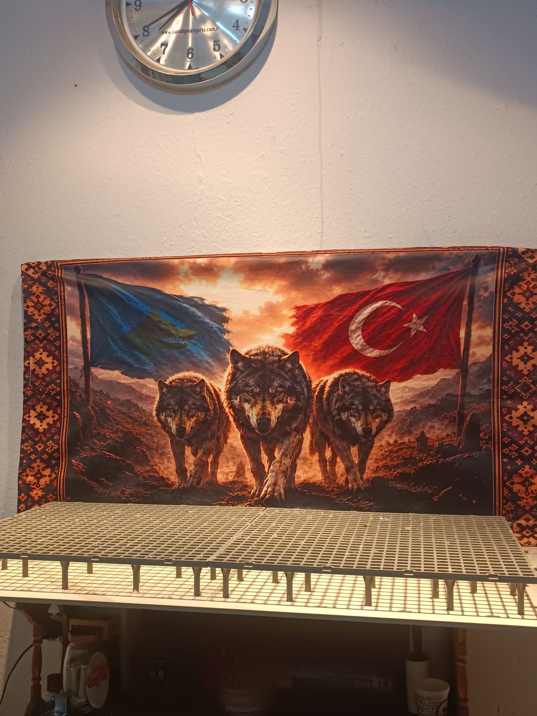 Customer photo review of Üç Hilal Osmanlı Bayrağı Temalı Dekoratif Duvar Örtüsü