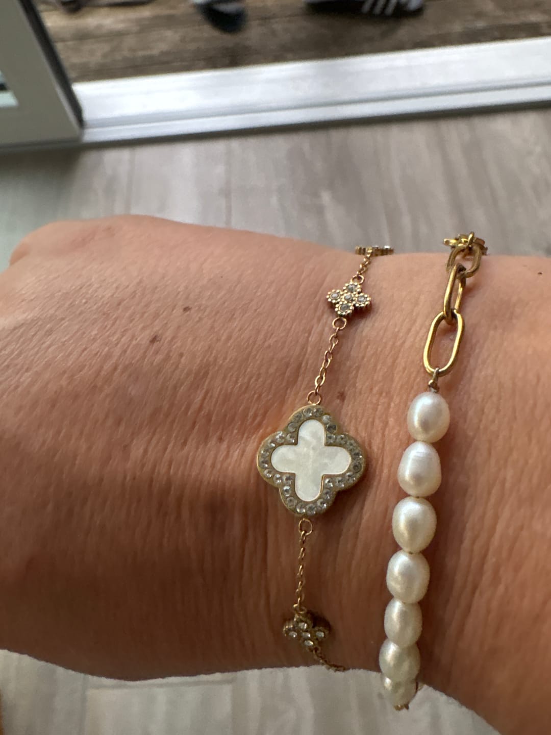 Customer photo review of Pave Flower Lucky Leaf Armband 14K Vergoldet