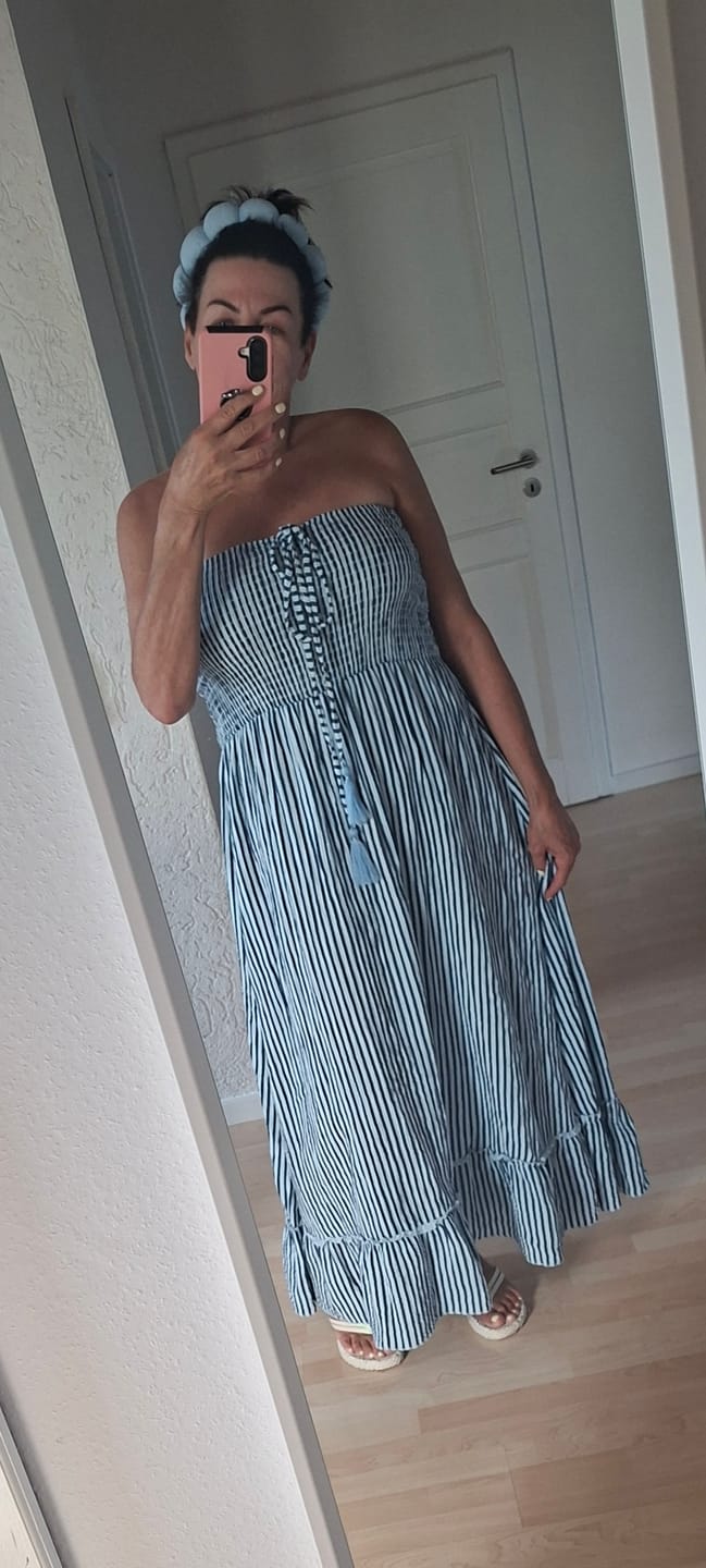 Customer photo review of Kleid mit elastischem Bandeau Oberteil HOT SUMMER NIGHTS blueberry/himmelblau