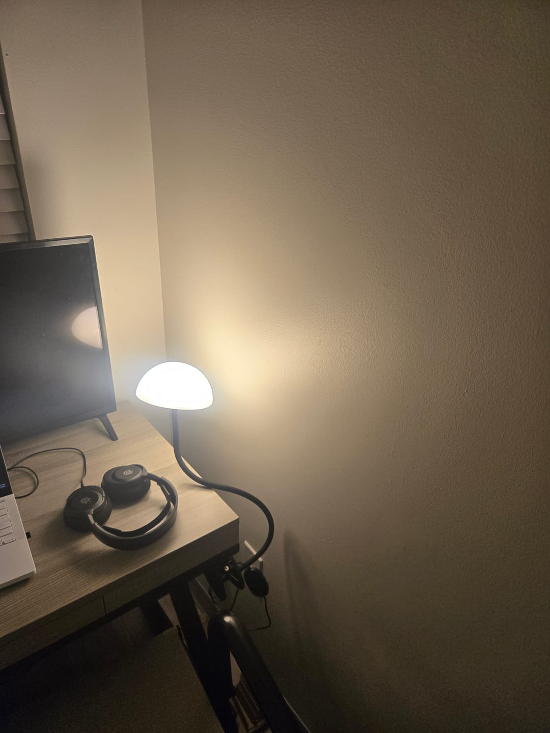 Customer photo review of Shroommate 2.0 - 3 in 1 Clip On Light and Bedside Table Lamp