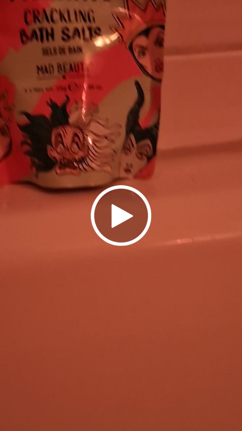 Customer video review of Disney Villains Knister-Badesalz – Erdbeerduft Badezusatz
