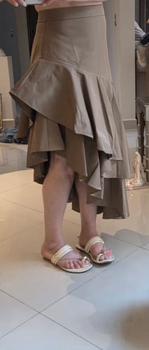 Customer photo review of Edith Asymmetric Ruffle Falda 740971