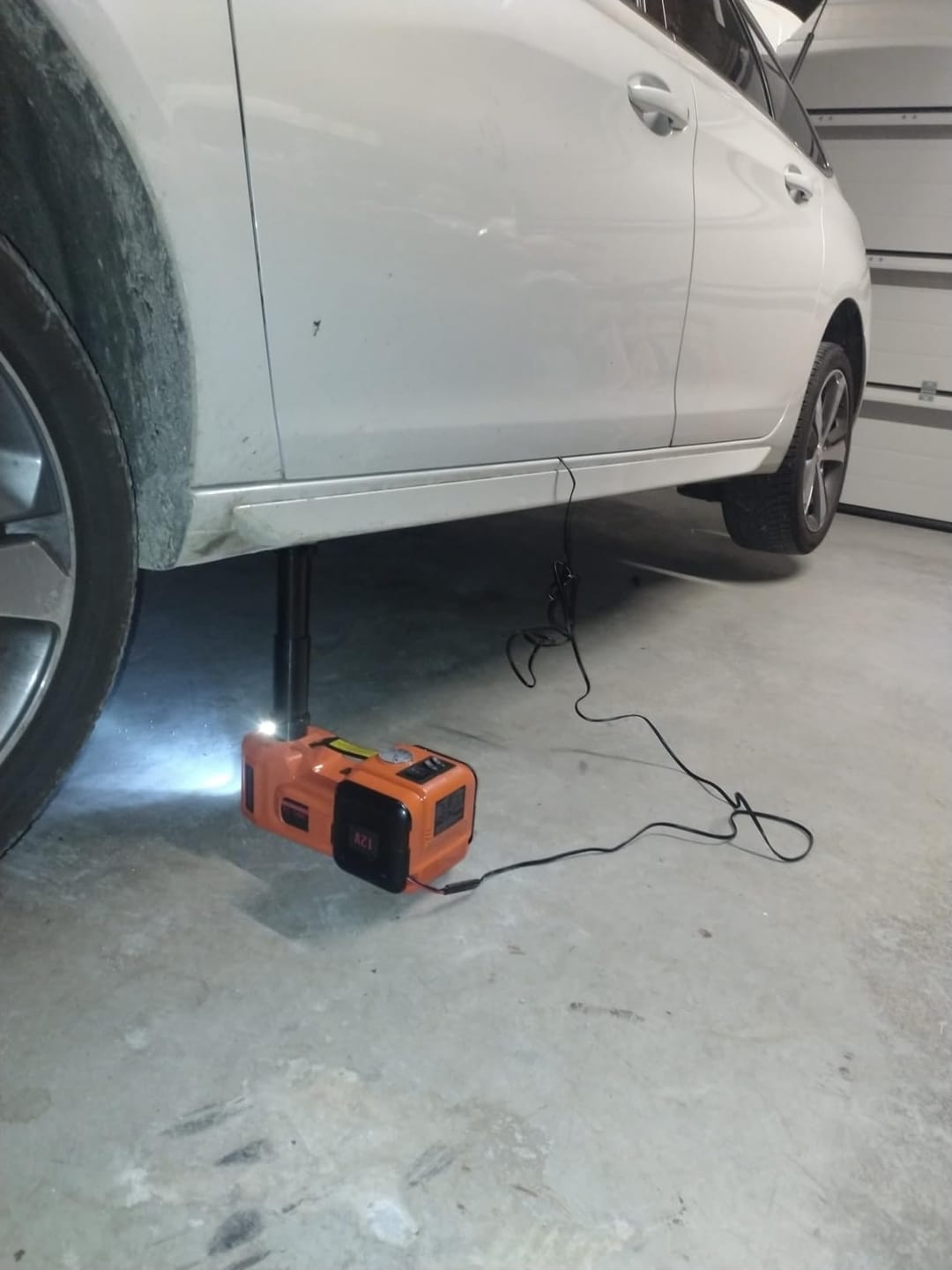Customer photo review of Cric Hydraulique Électrique - 5 t