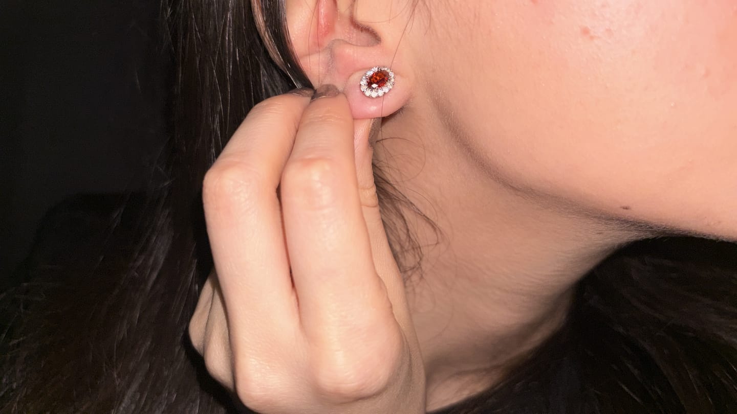 Customer photo review of Par Arete Ovalado Birthstone Plateado
