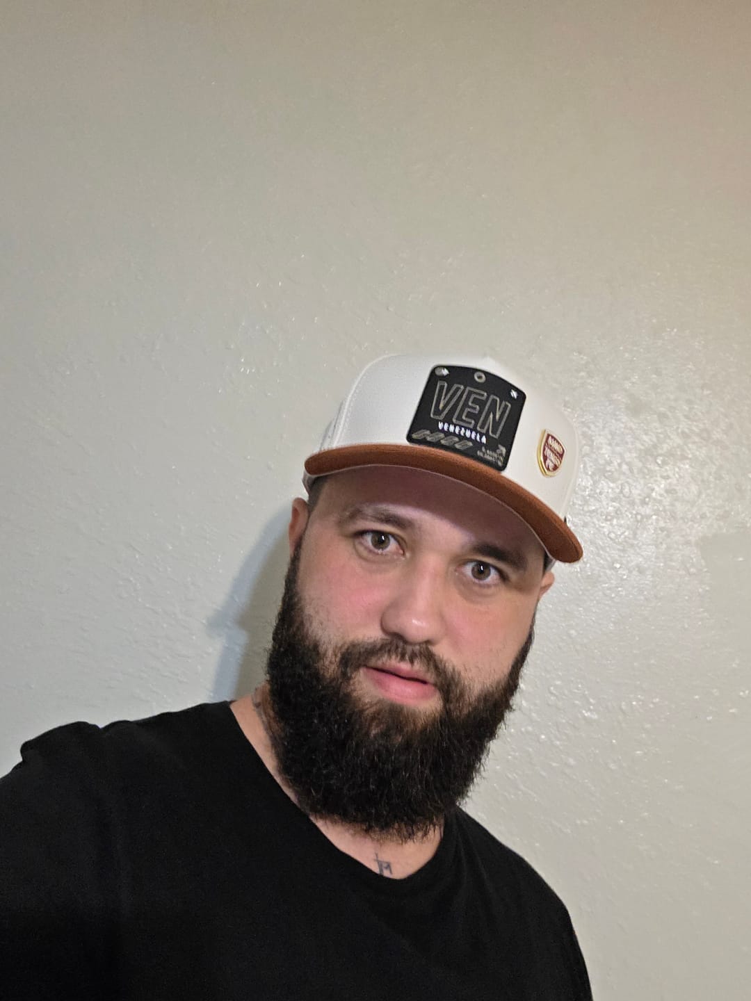 Customer photo review of VZLA Mano Tengo Fe Escudo Pin
