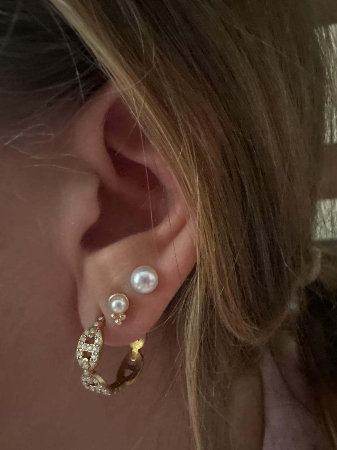 Customer photo review of Pave Flow Deluxe Huggie Ohrringe 14K Vergoldet