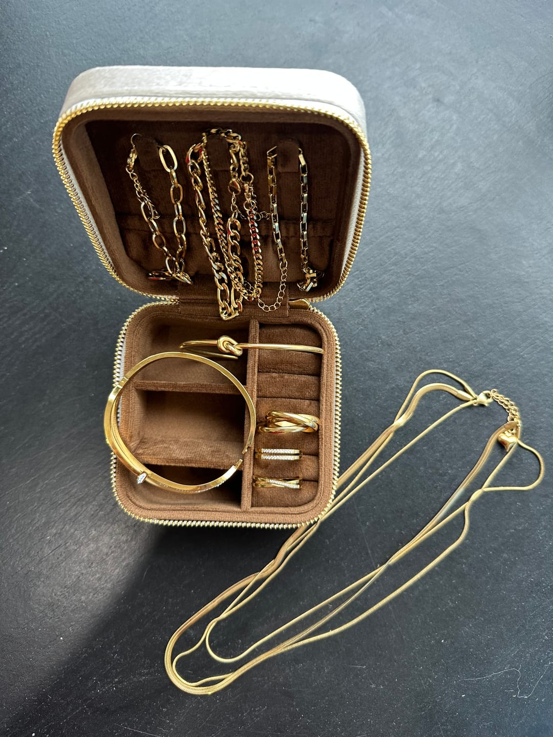 Customer photo review of Bracelete Romano Zircônia Banhado em Ouro 18K