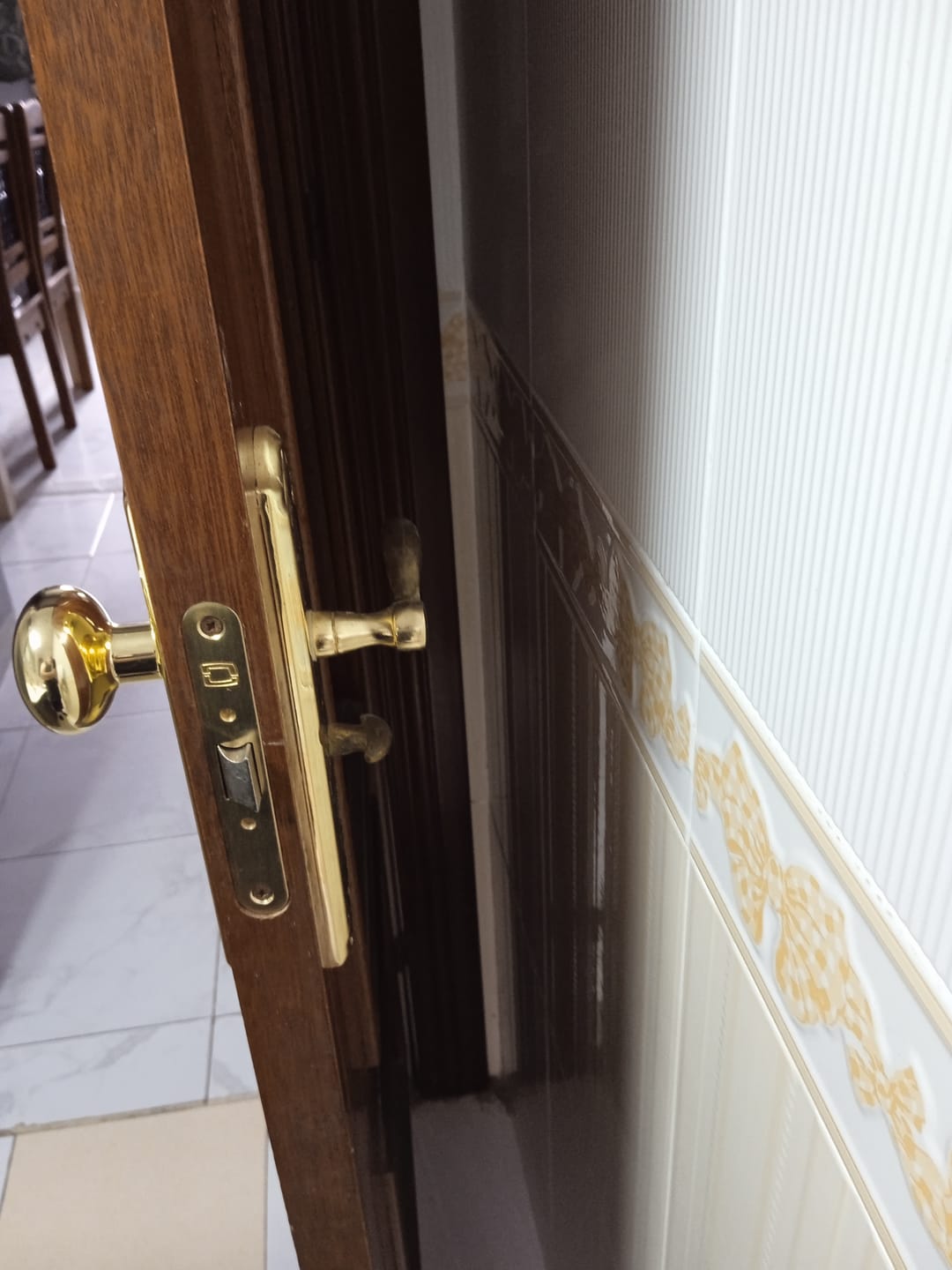 Customer photo review of Manillón con pomo y placa curva en acabado dorado brillo modelo 1108 para puertas