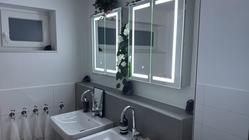 Customer photo review of SONNI Spiegelschrank Bad mit Beleuchtung 60 cm breit beschlagfrei LED Spiegelschrank und Steckdose 2-türig Badezimmer-Spiegelschrank mit Touchschalter Kaltweiß/Neutralweiß/Warmweiß