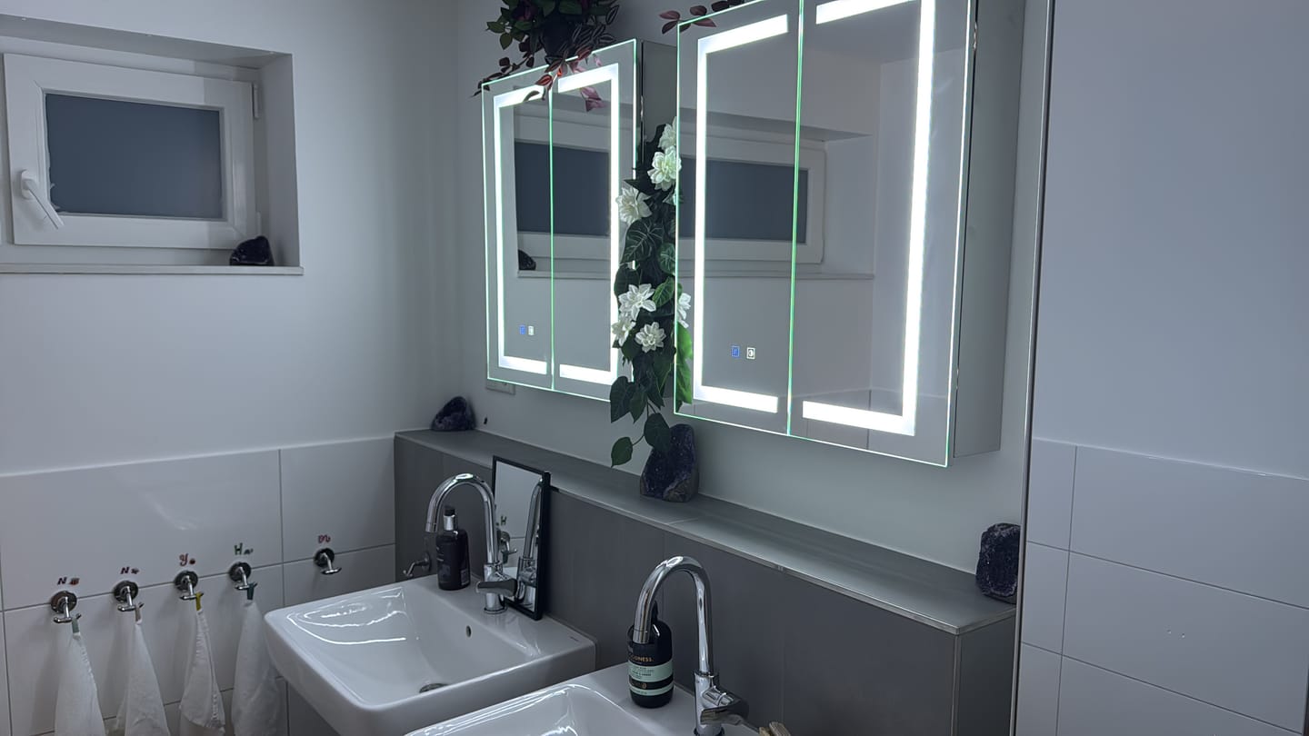 Customer photo review of SONNI Spiegelschrank Bad mit Beleuchtung 60 cm breit beschlagfrei LED Spiegelschrank und Steckdose 2-türig Badezimmer-Spiegelschrank mit Touchschalter Kaltweiß/Neutralweiß/Warmweiß