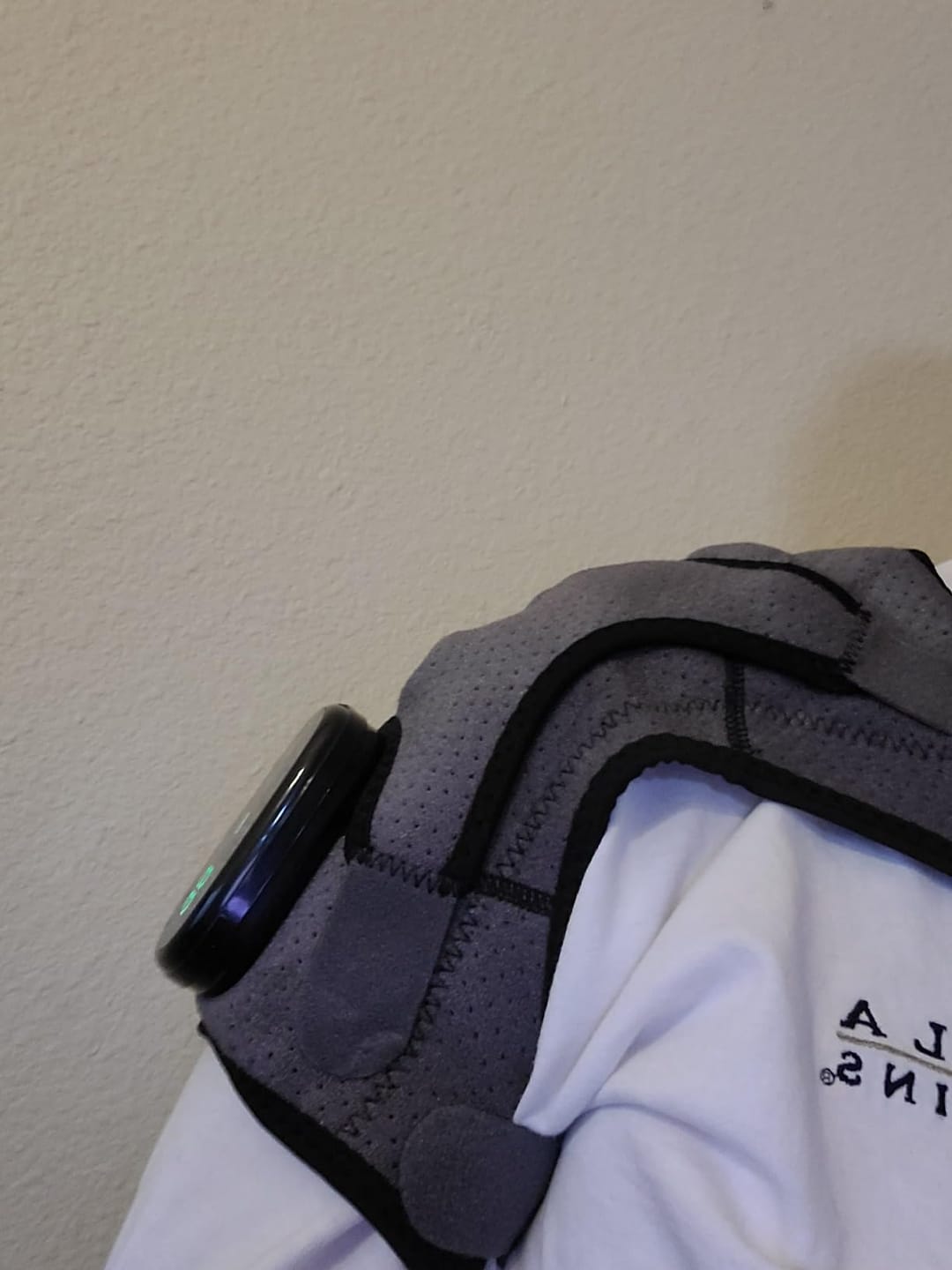 Customer photo review of Wisemed Shoulder Massager