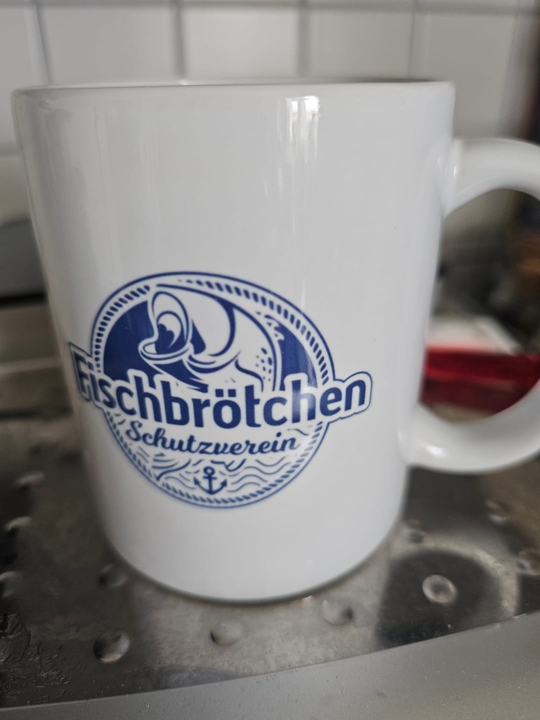 Customer photo review of Fischbrötchen Schutzverein  · Keramik Tasse weiß