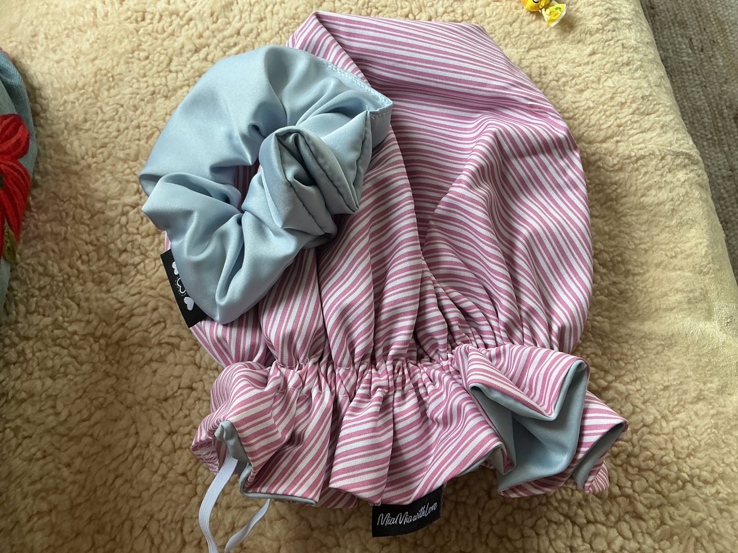 Customer photo review of Bonnet Satin Streifen altrosa / hellblau