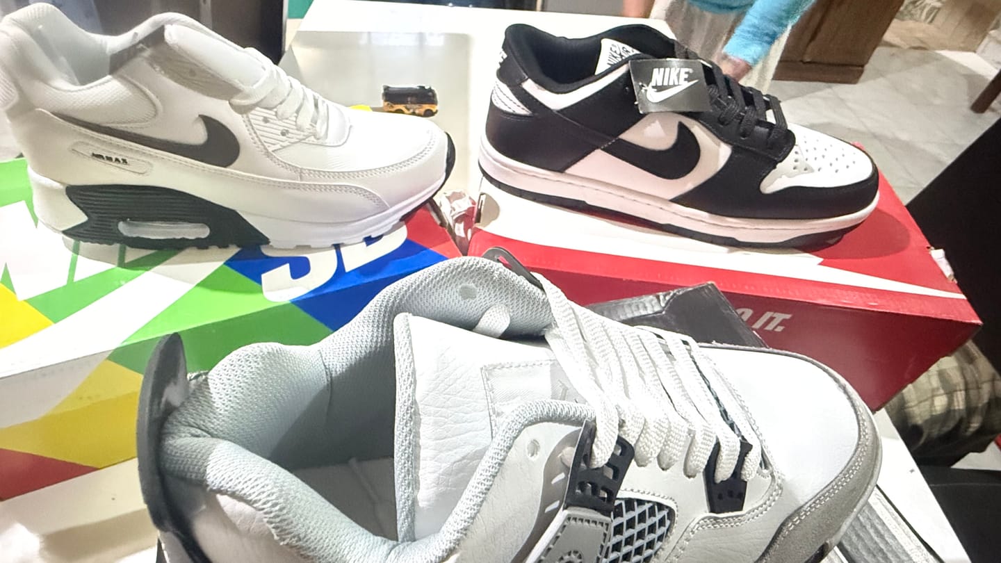 Customer photo review of Tenis Retro 4 Blanco Gris Negro
