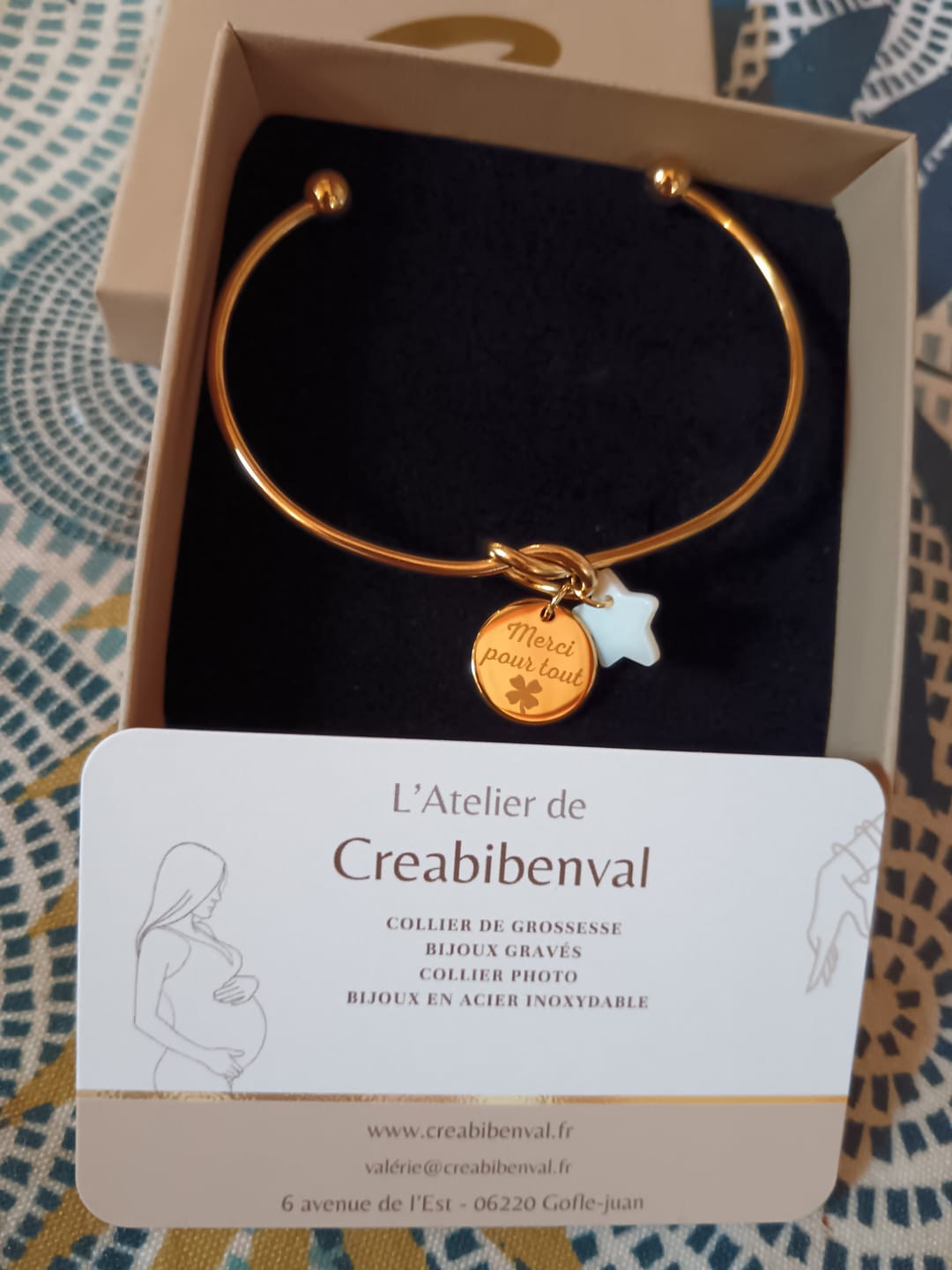 Customer photo review of Bracelet jonc personnalisé médaille gravée breloque nacre
