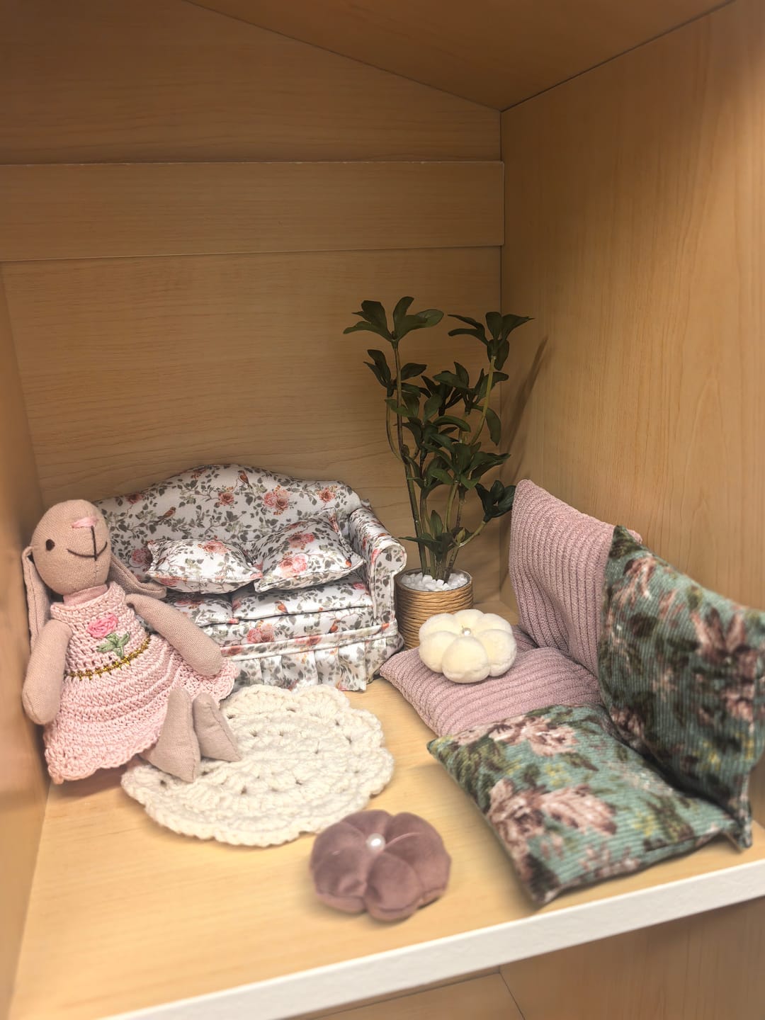 Customer photo review of Satin Dollhouse Sofa Vintage Floral Upholstery - 1:12 Scale Furniture