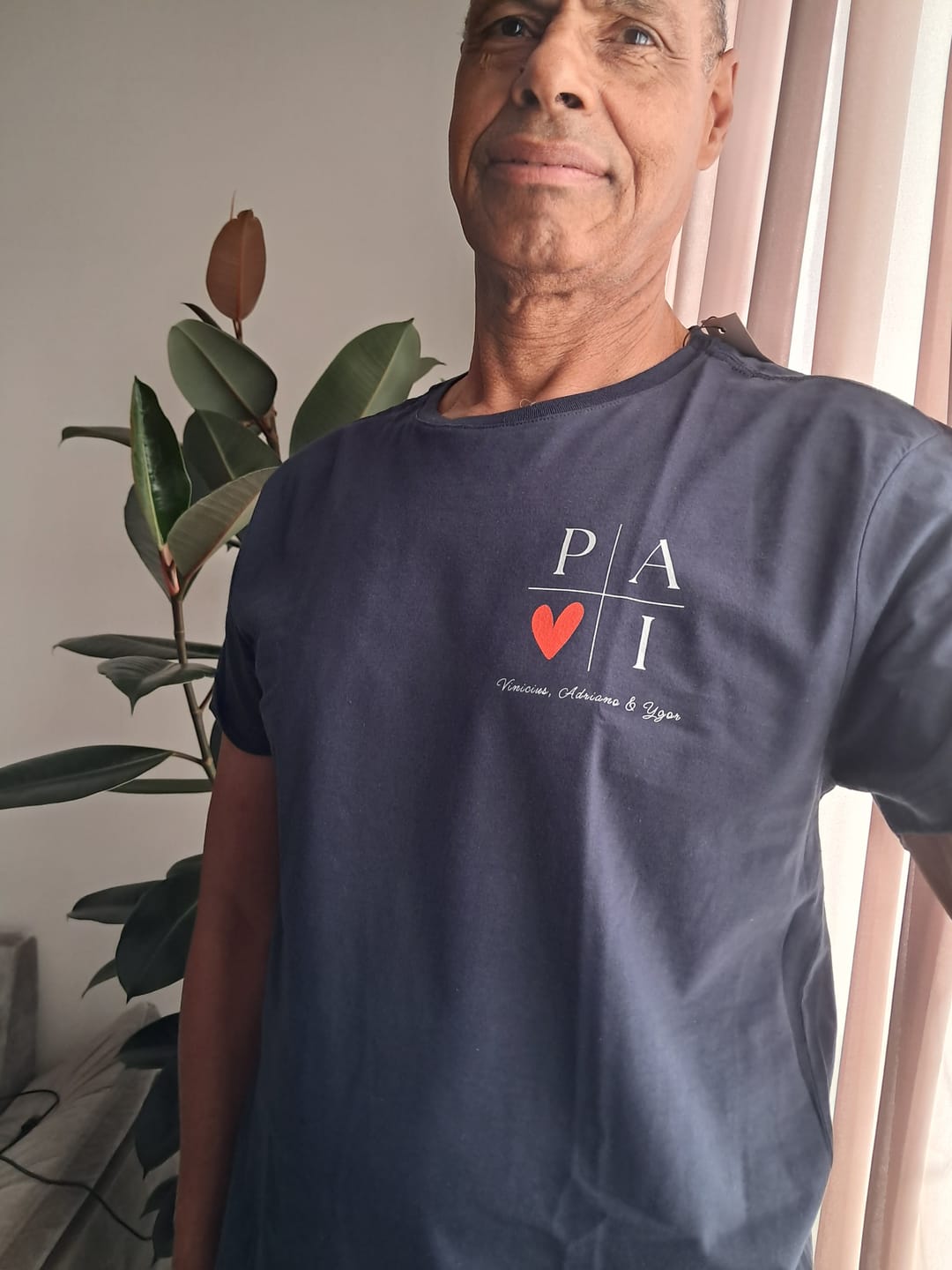 Customer photo review of Camiseta Personalizada PAI MINIMALISTA - 100% Algodão