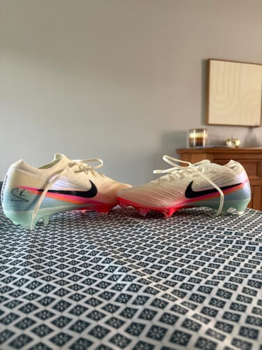 Customer's paire de chaussures Mercurial Vapor 16 x Sam Kerr FG posées sur une table à motifs géométriques