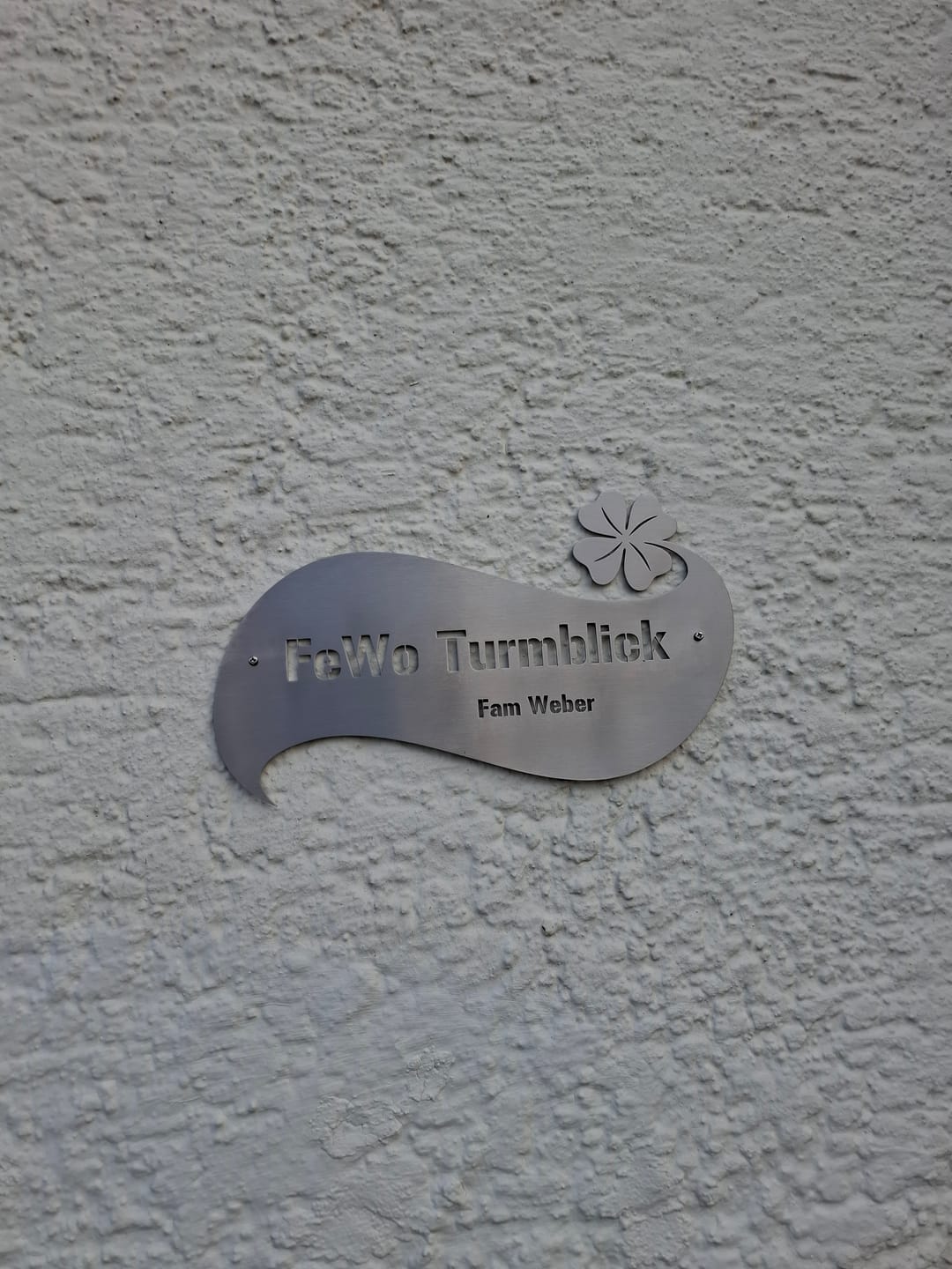 Customer photo review of Edelstahl Türschild mit Glückskleeblatt – personalisiert | V2A Edelstahl