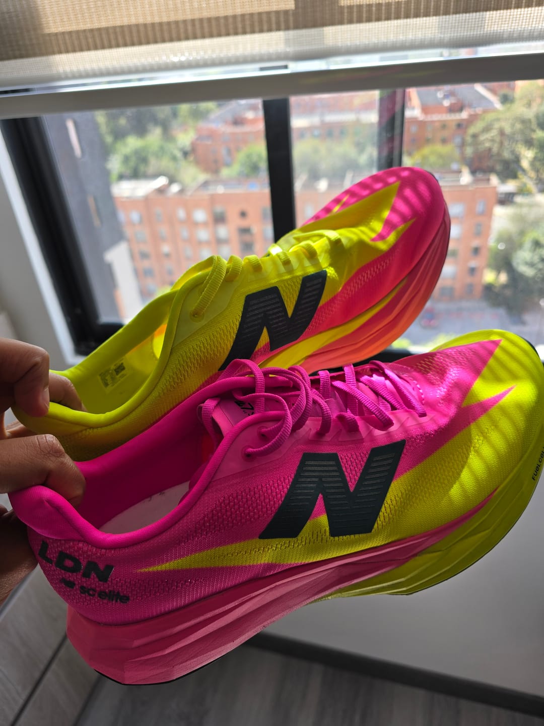 Customer photo review of New Balance FuelCell SuperComp Elite v5 London Hombre Alkaline Green Pink Heat