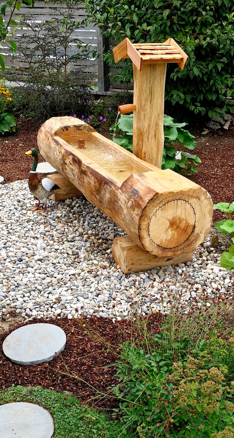 Customer photo review of Holzbrunnen ,,Schliersberg" Brunnentrog Ränder abgeflacht aus Tannenholz