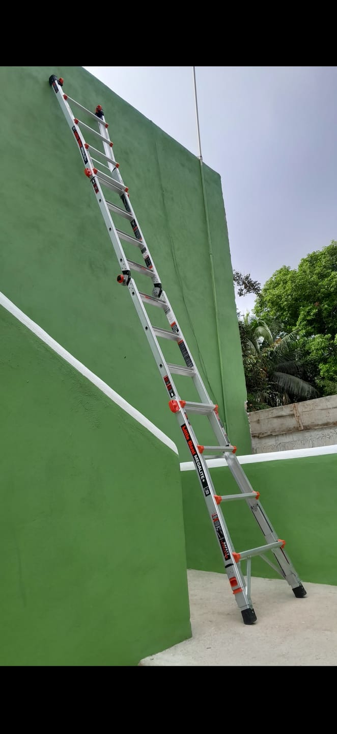 Customer photo review of Escalera de Aluminio Multiposición Megalite + c/Niveladores y Ruedas  M18 (5.18 m) Little Giant 11537-801TH