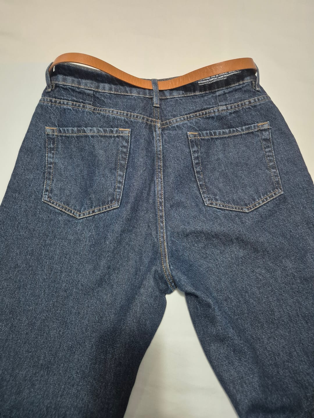 Customer photo review of Calça Jeans Slouchy Cacau Azul Escuro