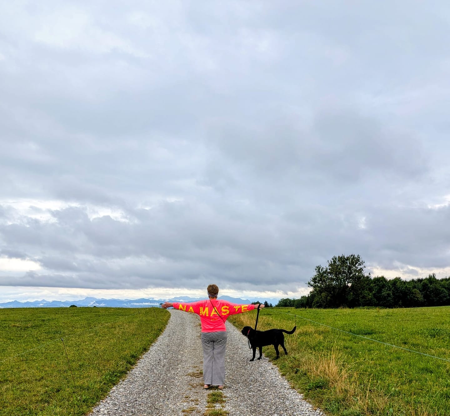 Customer photo review of Sweater mit Rückenprint NAMASTE pink