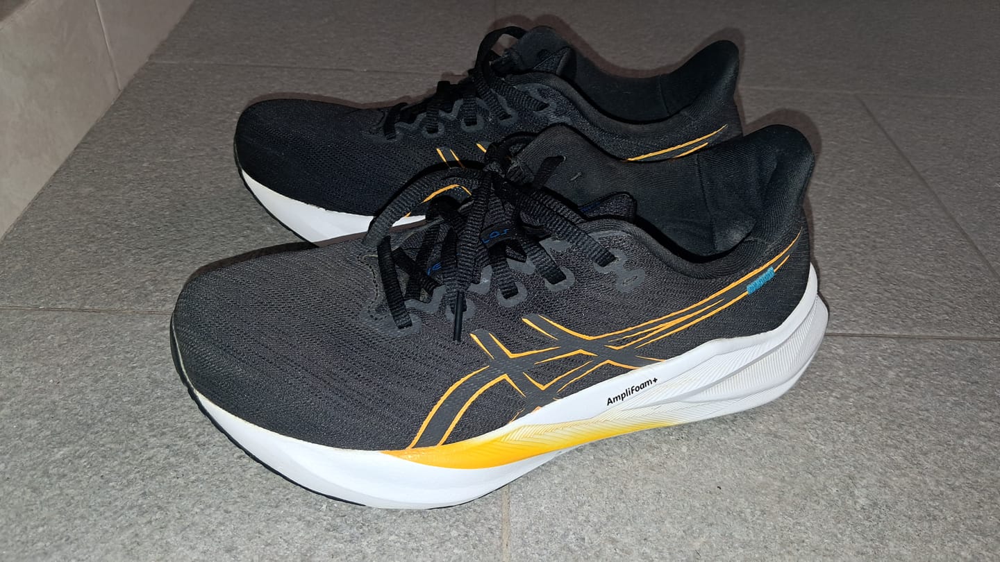 Customer photo review of Asics Versablast 4 Hombre Black Yamabuki