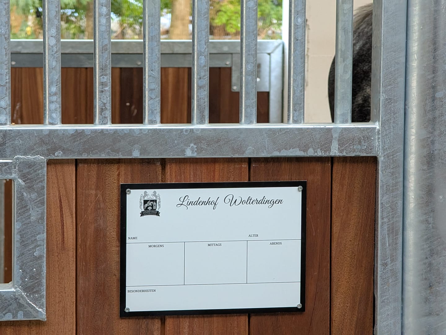 Customer photo review of wiederbeschreibbares Boxenschild mit Logo