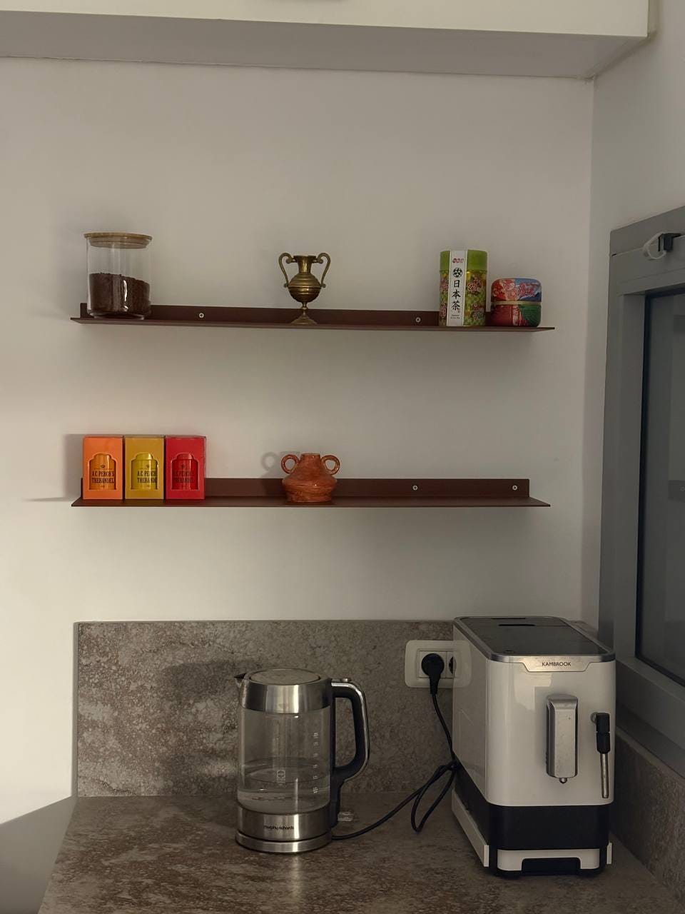 Customer photo review of מדף צף KAV – מדף אלומיניום בעיצוב סקנדינבי נקי