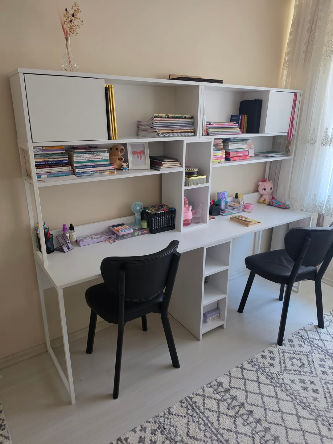 Customer photo review of Rani HA129 İki Kişilik Çok Raflı 2 Kapaklı Çalışma Ofis Bilgisayar Masası Beyaz