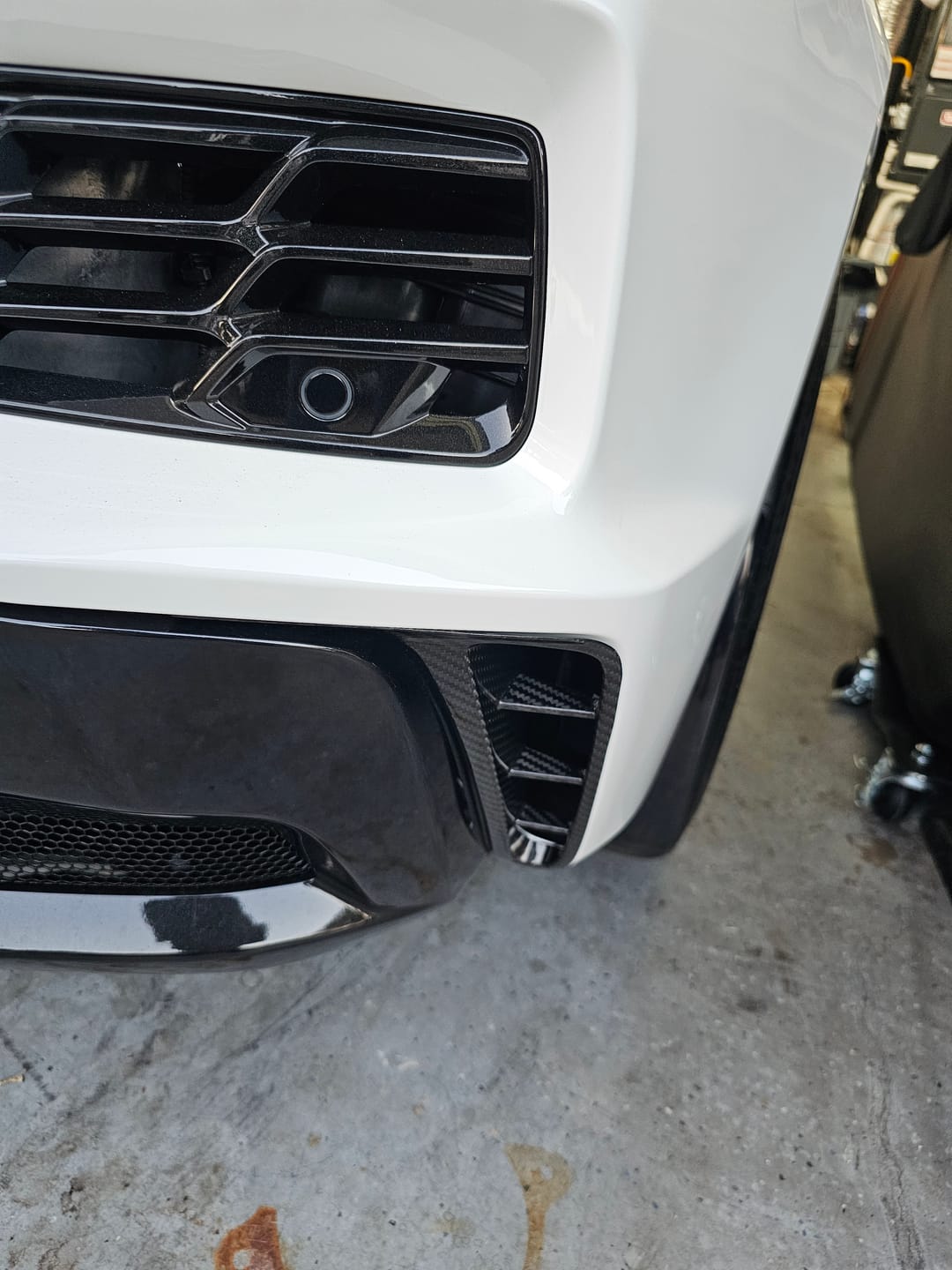 Customer photo review of Chevrolet Corvette C8 Z06 DRY CARBON FIBER Rear Side Vent Cover