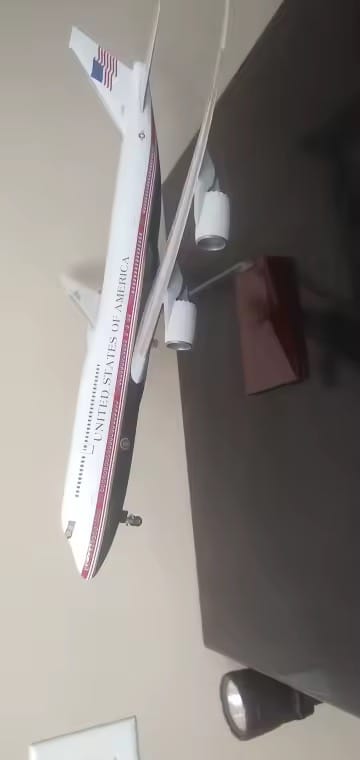 Customer photo review of Air Force One Boeing 747-8 (VC-25B) 1:150 Scale Model Airplane – New Presidential Livery (47cm / 18.5")