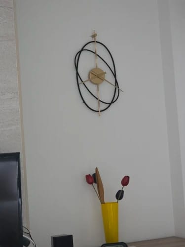 Customer photo review of 2026 Simple Iron Wall Clock Metal Oval Clocks Wall Home Decor Modern Design Art Silent Clock Paint Craft Living Room Decoration