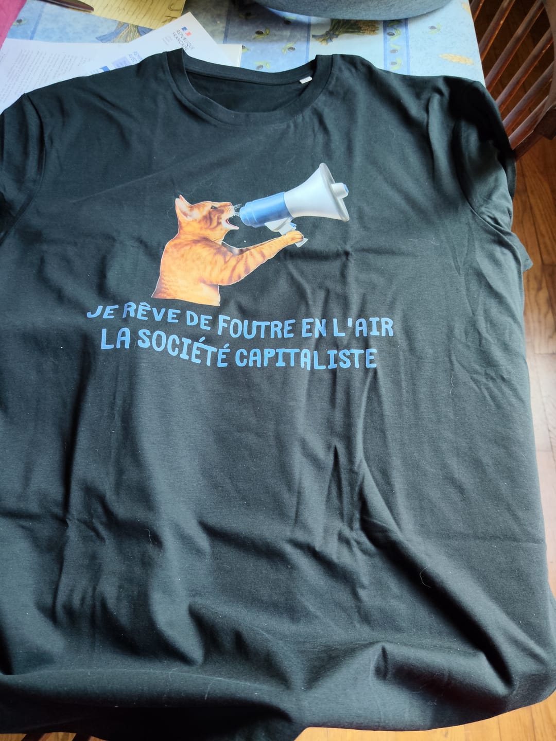 Customer photo review of T-shirt Unisexe 100% Coton Bio Je rêve de foutre en l'air la société capitaliste 2