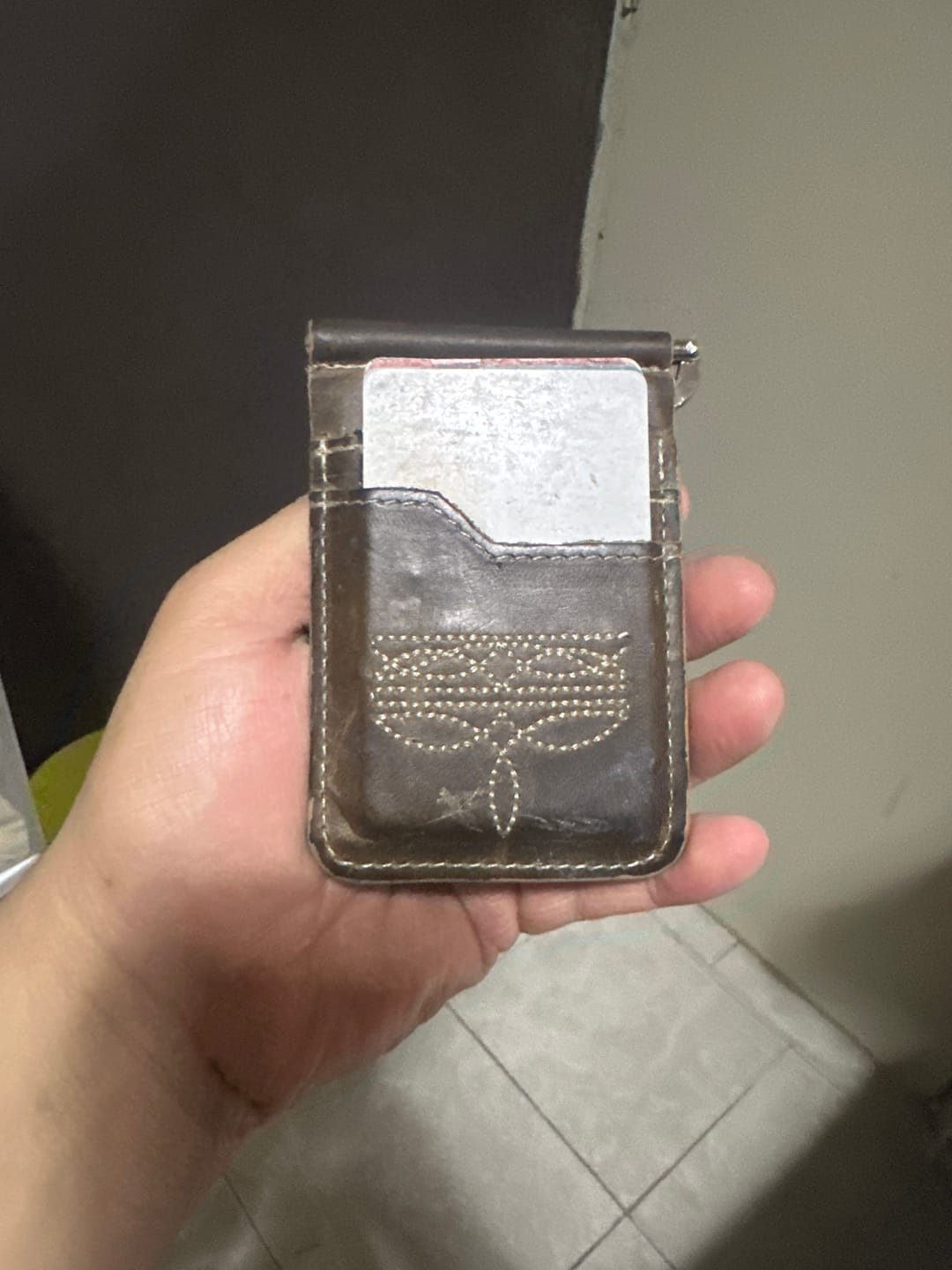 Customer photo review of Billetera clip de piel para hombre Cesar cafe vaquero ringle beige