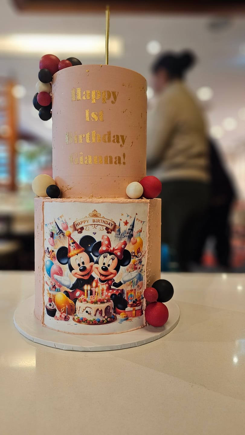 Customer photo review of Cake Size - Custom Cakes Default
