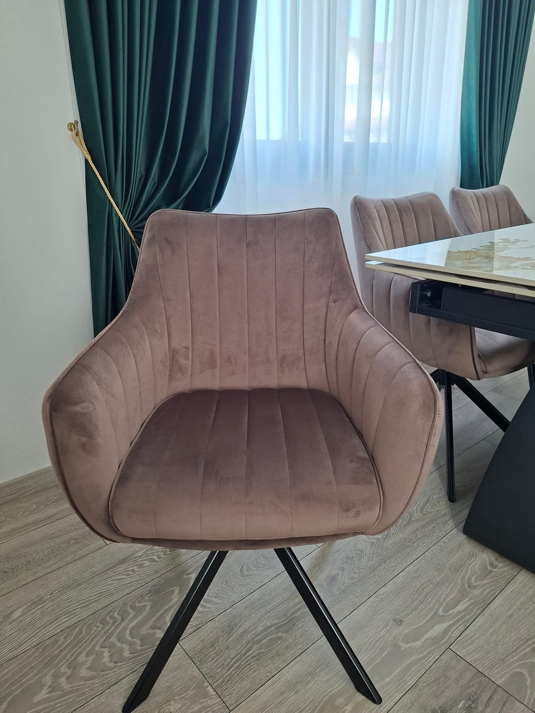 Customer photo review of Scaun living rotativ AZALIA, cappuccino/negru, stofa catifelata/metal, 61x58x86 cm